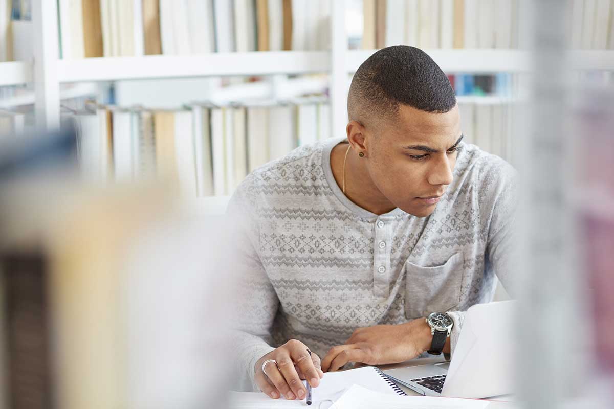 etudiant-universitaire-devenir-facteur